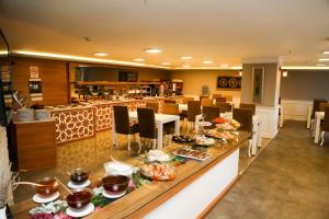 un restaurante con una barra larga con comida. en Start Hotel, en Antalya