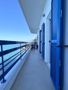 Balkón nebo terasa v ubytování Sea-front Cozy Apartment