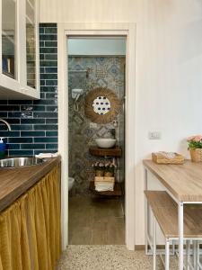 Η κουζίνα ή μικρή κουζίνα στο La Casa del Pescatore n 33 - porto di St Spirito Bari