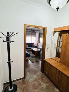 ein Zimmer mit einem Wohnzimmer in der Unterkunft Hana's Apartment - Selvia in Tirana