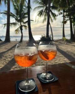 zwei Gläser Bier auf einem Tisch am Strand in der Unterkunft Cozy Casa 2 Bedroom Apartment A Few Steps to White Beach in Boracay