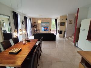 Televízia a/alebo spoločenská miestnosť v ubytovaní The Forest House Krk 1