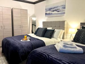 מיטה או מיטות בחדר ב-Duchess House 1- Spacious & Modern 3BR GF
