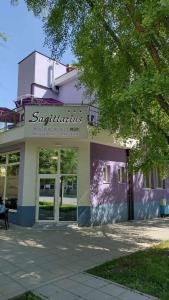 un edificio con un cartello sulla parte anteriore di Бутик хотел ресторант брасери Сажитариус a Kjustendil