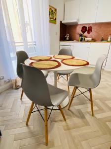 a kitchen with a table and chairs in a room at Pupazza House, intero appartamento nel cuore di Frascati in Frascati