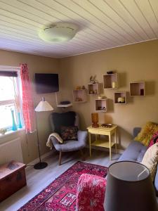 Engesvang的住宿－Bøllingsø Bed and Breakfast，客厅配有沙发和桌子
