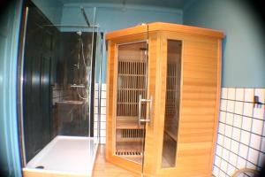 een houten ruimte in een badkamer met een douche bij Echappée mosane in Waulsort