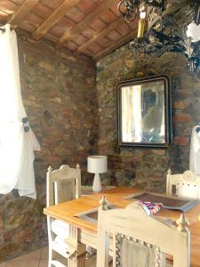 מסעדה או מקום אחר לאכול בו ב-Casa Malù Suvereto Antica Dimora with two bedrooms