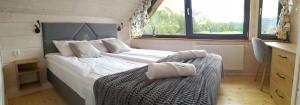 1 dormitorio con 1 cama en una casa pequeña en Na Skraju Nieba en Smerek