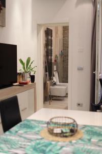 ボローニャにあるAppartamento Righi24のテーブルとバスルームが備わる客室です。