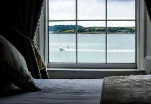 Llit o llits en una habitació de Commodore Hotel