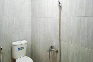 Kamar mandi di Makaliwe Mitra RedDoorz