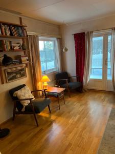ein Wohnzimmer mit einem Stuhl und einem Tisch in der Unterkunft Familievennlig bolig i Trysil in Valmen