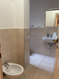 フィレンツェにあるOro A11のトイレと洗面台付きのバスルーム +18枚の写真