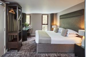 Säng eller sängar i ett rum på The Ranald Hotel