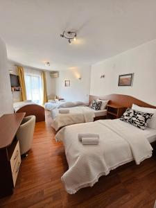 Llit o llits en una habitació de Hotel Prvan