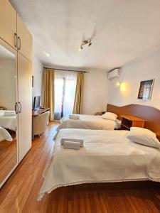 Llit o llits en una habitació de Hotel Prvan