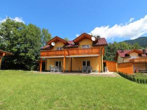 ein Haus mit grünem Rasen davor in der Unterkunft Luxurious Chalet in K tschach Mauthen near Ski Area in Kötschach