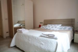 ボローニャにあるAppartamento Righi24のベッドルーム1室(タオル付)