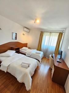 Llit o llits en una habitació de Hotel Prvan