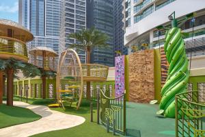 un parque infantil con un tobogán y una montaña rusa en Four Points by Sheraton Kuala Lumpur, City Centre, en Kuala Lumpur