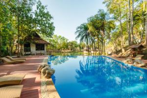 una imagen de una piscina en un complejo en Jirung Health Village en Mae Rim