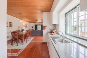 Cuisine ou kitchenette dans l'établissement Charming granite cottage in beautiful surroundings