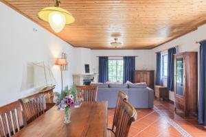 uma sala de estar com uma mesa e um sofá em Charming granite cottage in beautiful surroundings em Casal Diz