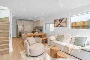 sala de estar con sofá blanco y mesa en Tranquil Haven in Balmain, en Sídney