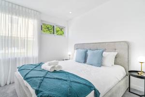 A bed or beds in a room at Tranquil Haven in Balmain