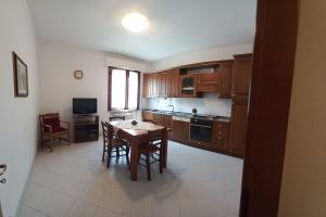 een keuken met een houten tafel en een eetkamer bij La Casa dei Nonni in Certaldo