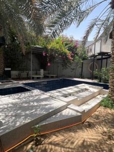 una piscina con un poolvisor de regazo en شاليه كيو آر en Banī Ma‘n