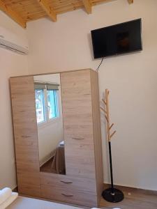 TV a/nebo společenská místnost v ubytování Berry House Nikiti