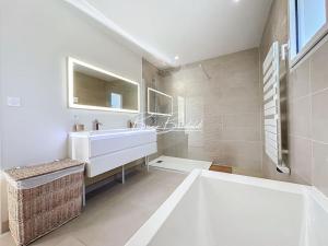 Photo de la galerie de l'établissement Villa proche de Bordeaux, à Latresne 5 autres photos