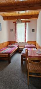 Postel nebo postele na pokoji v ubytování Pension u Havrana