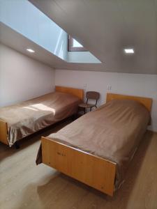 Un dormitorio con 2 camas y una silla. en Green Gables en Martuni