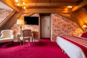 - une chambre avec un lit, une table et des chaises dans l'établissement Hôtel Restaurant Relais De La Poste - Strasbourg Nord, à La Wantzenau