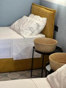 ein Schlafzimmer mit einem Bett, einem Tisch und einem Stuhl in der Unterkunft GarganoMareBorghi ospitalità diffusa in Vico del Gargano