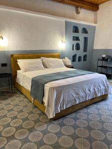 ein Schlafzimmer mit einem großen Bett in einem Zimmer in der Unterkunft GarganoMareBorghi ospitalità diffusa in Vico del Gargano