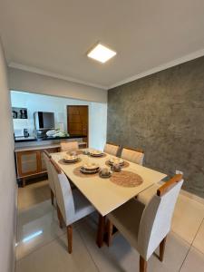 Apto Frente a Praia, Completo في Solemar: مطبخ وغرفة طعام مع طاولة وكراسي