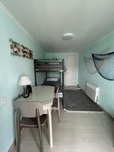 Zimmer mit einem Bett, einem Tisch und einem Schreibtisch in der Unterkunft Гостевой дом «Орман» in Qarqaraly
