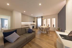 - un salon avec un canapé et une table avec un ordinateur portable dans l'établissement Residence Casa Coppa Appartamento Maple, à Omegna
