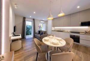 a kitchen and living room with a table and chairs at Residence Casa Coppa Appartamento Maple in Omegna