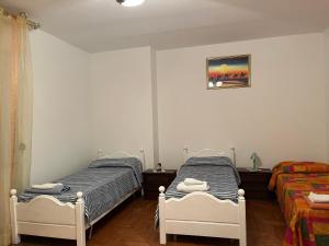 - une chambre avec 2 lits et une photo sur le mur dans l'établissement Stanze private in appartamento, à Udine