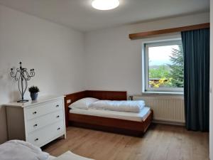 1 dormitorio con cama y ventana en Neuhof, en Neuhofen an der Ybbs