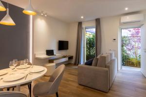 een woonkamer met een eettafel en een bank bij Residence Casa Coppa Appartamento Maple in Omegna
