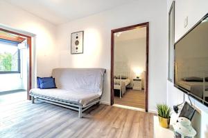 een woonkamer met een bank en een spiegel bij Apartmani Kalos in Vela Luka