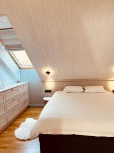 - une chambre avec un grand lit et une lucarne dans l'établissement Norbert Apartment, à Kuressaare