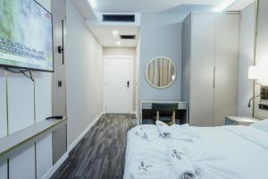 ein Hotelzimmer mit einem Bett und einer Leinwand in der Unterkunft ONKA OTELCİLİK TURİZM TİCARET LİMİTED ŞİRKETi in Istanbul