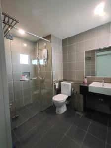 ein Bad mit einer Dusche, einem WC und einem Waschbecken in der Unterkunft WESTAY Studio 1 Bedroom Near KK City Airport and Tg Aru Beach in Kota Kinabalu